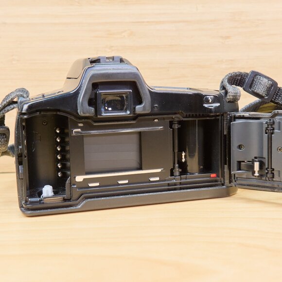 Minolta Maxxum 3xi 35mm SLR Camera, 35-80 mm AF Lens, Program 3500xi Flash - Picture 7 of 9